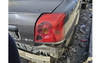 Toyota Avensis sağ arka stop camı