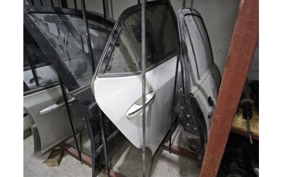 Toyota Corolla 2017 sağ arka kapı beyaz komple