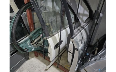 Toyota Corolla 101 sağ ön kapı beyaz