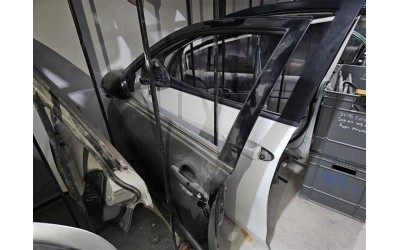 Toyota Corolla 2005 sol ön kapı siyah